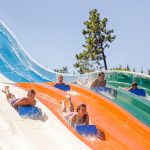 A solo unos minutos del camping, con toboganes y piscinas para disfrutar en familia.
